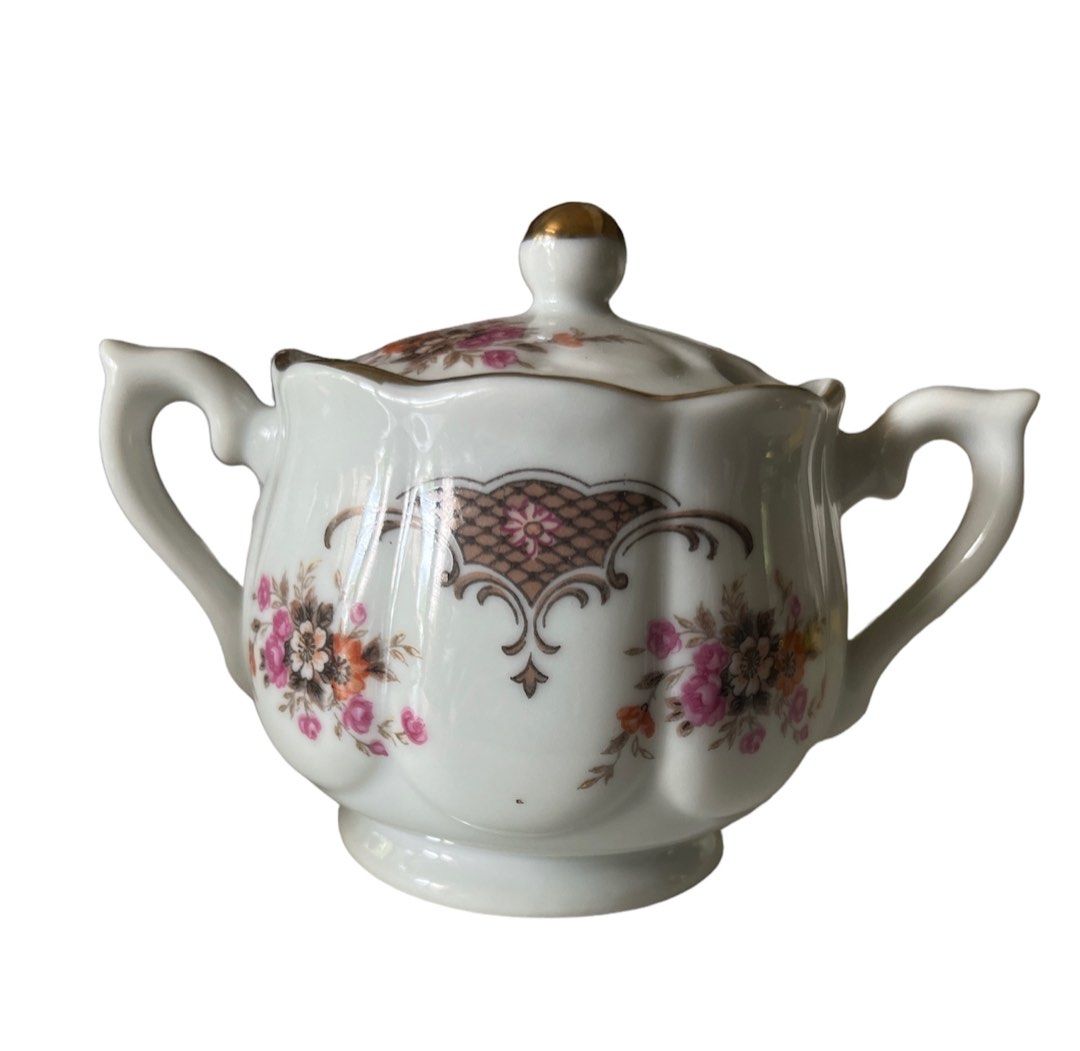🌼Ceramic sugar container🌼 (Category: Coffee & Tea Tableware) located in Silay City. Submitted by royal_salisbury.0215 (Listing ID 1319278492, Image 1). Description: 🌼🌺 very cute England ceramic sugar container. Missing spoon po eto. 🌼🌺 Please message us for inquiries. .