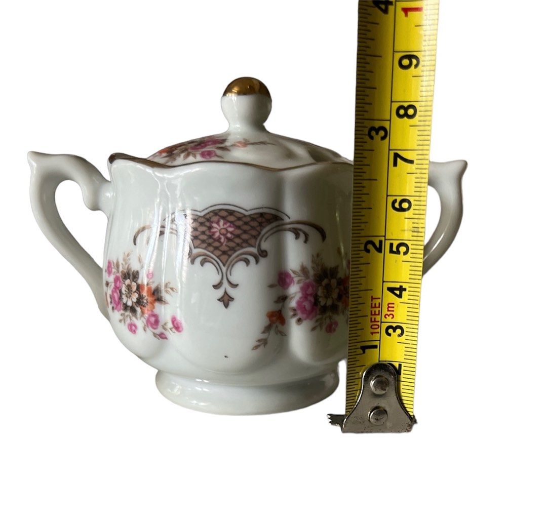 🌼Ceramic sugar container🌼 (Category: Coffee & Tea Tableware) located in Silay City. Submitted by royal_salisbury.0215 (Listing ID 1319278492, Image 2). Description: 🌼🌺 very cute England ceramic sugar container. Missing spoon po eto. 🌼🌺 Please message us for inquiries. .