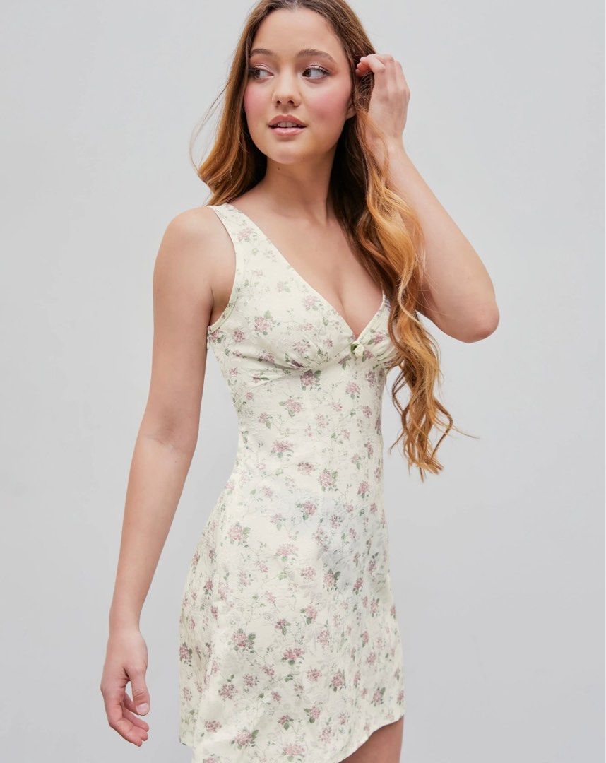 Cider Floral V-Neck Mini Dress size M, Women's Fashion, Dresses & Sets,  Dresses on Carousell