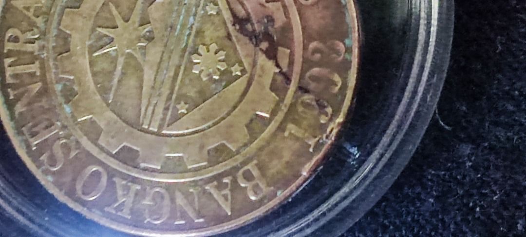 25 sentimo Coins error there's a metal cover the year and hairline ...