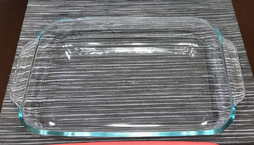 Glass Serving Dish with cover (Pyrex) (Category: Bakeware) located in Quezon City. Submitted by milmonpicks (Listing ID 1319152876, Image 2). Description: 2 L (SOLD) 2.8 L Microwave safe In excellent condition.