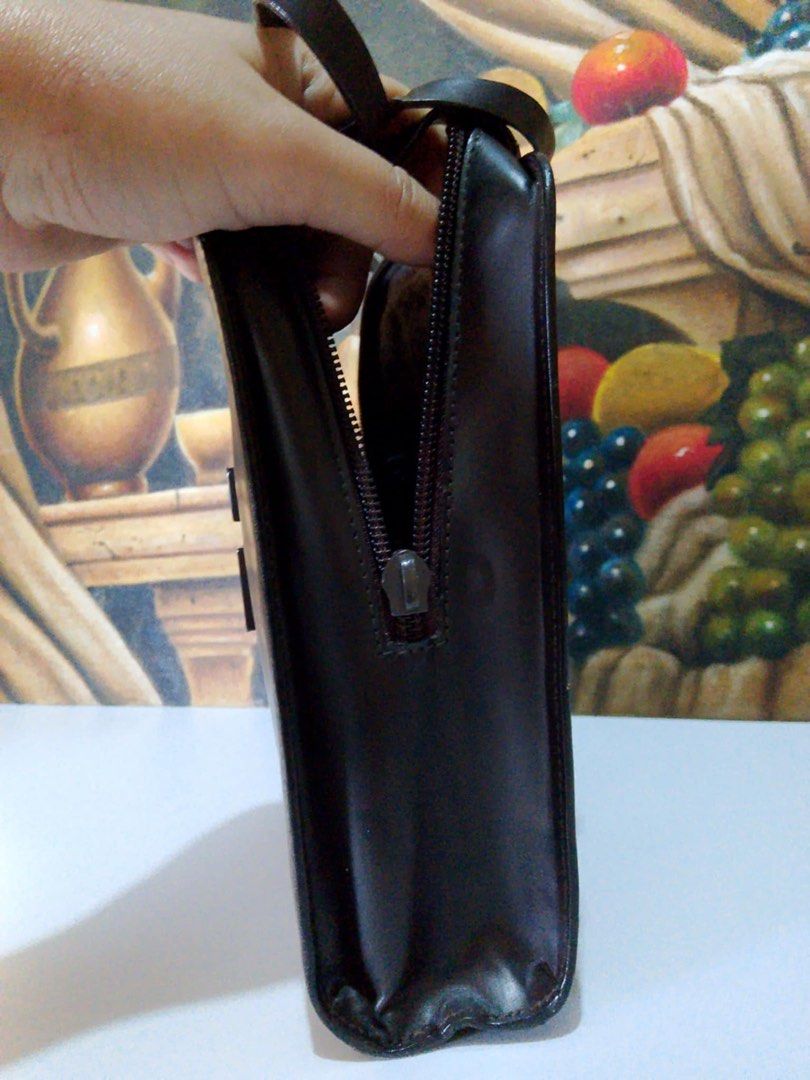 Gucci Vanity Bag (Category: Luxury Bags & Wallets) located in Muntinlupa City. Submitted by phbudgetluxuryfinds (Listing ID 1319288161, Image 3). Description: Authentic vintage item 💯 small purse or vanity bag Wala na ung leather ng lining so ang naiwan ung fabric na ✅Deformed ung handle need gamitin lage para bumalik sa tamang form Perfect pang travel lagayan ng anik anik .