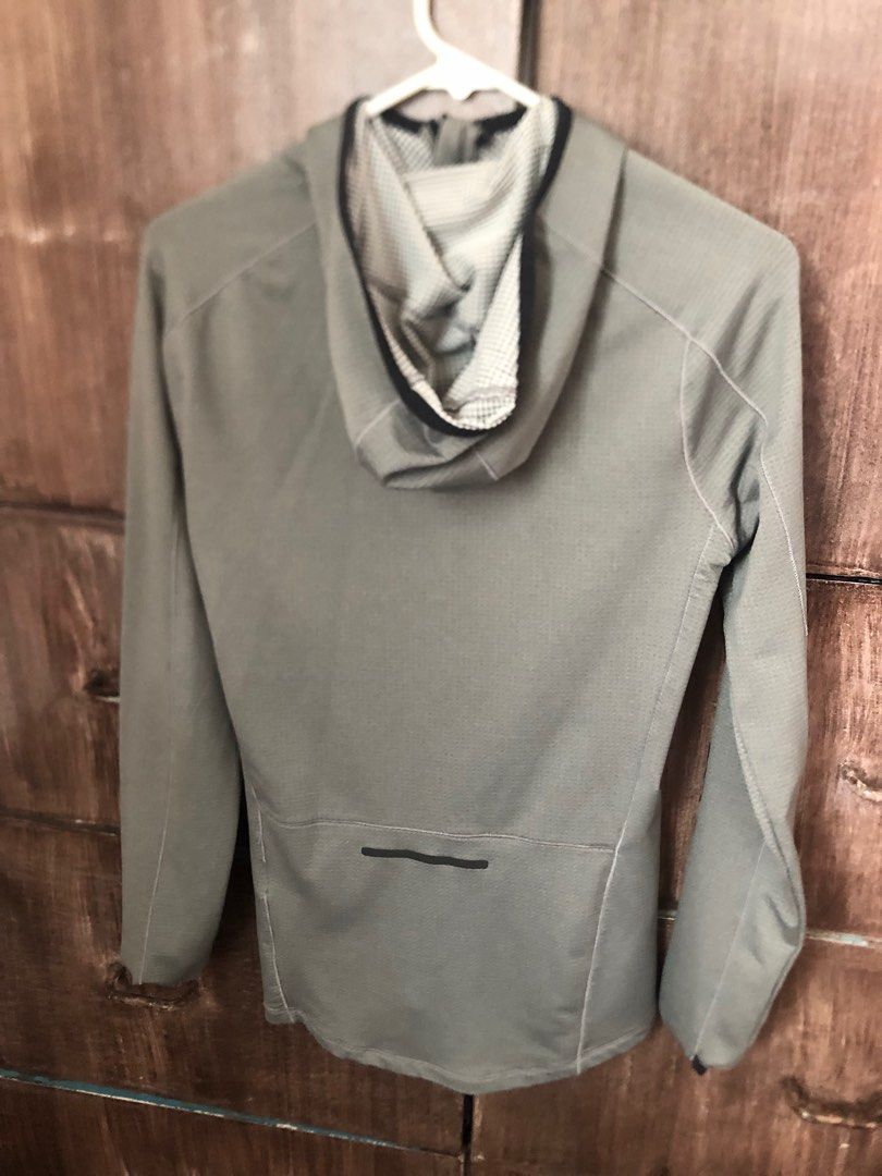 H&M running jacket (Category: Activewear) located in Las Pinas. Submitted by abramjared (Listing ID 1319168895, Image 3). Description: Good as new never worn w 17 L 25.