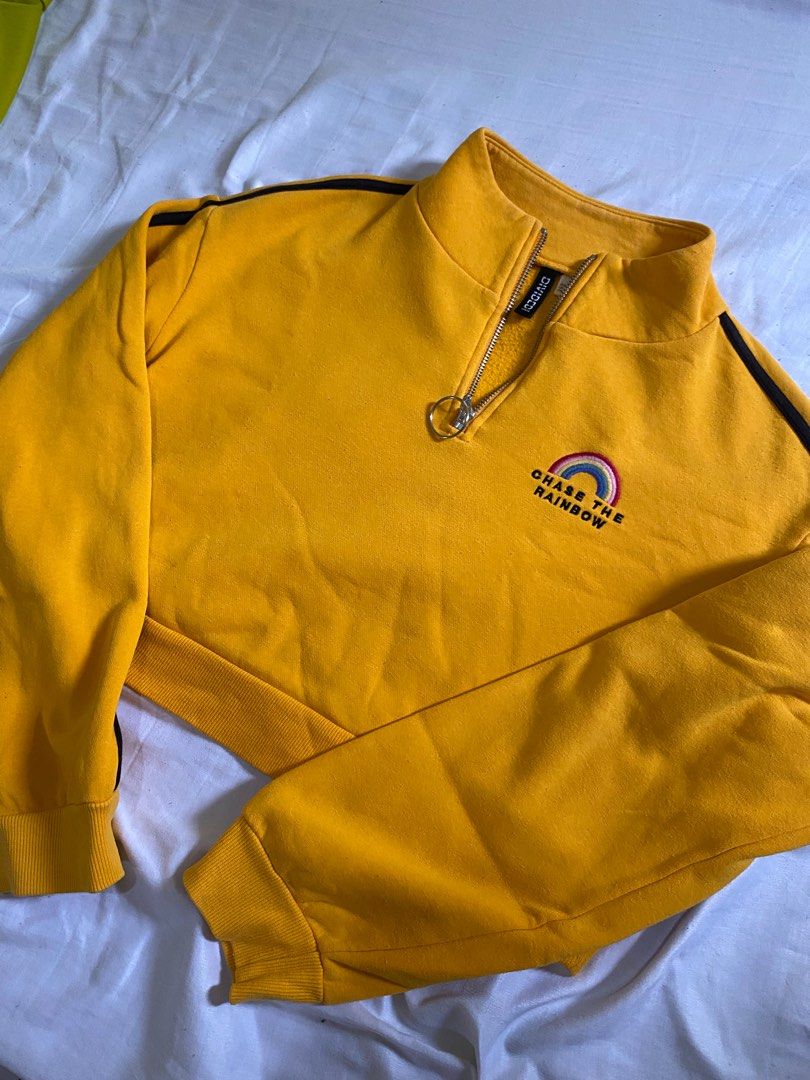 H&M Sweater semi cropped (Category: Coats, Jackets and Outerwear) located in Cainta. Submitted by div.declutters (Listing ID 1319256964, Image 1). Description: actual pictures! only flaws seen on last pic can fit to semi large bodyframe 🎀.