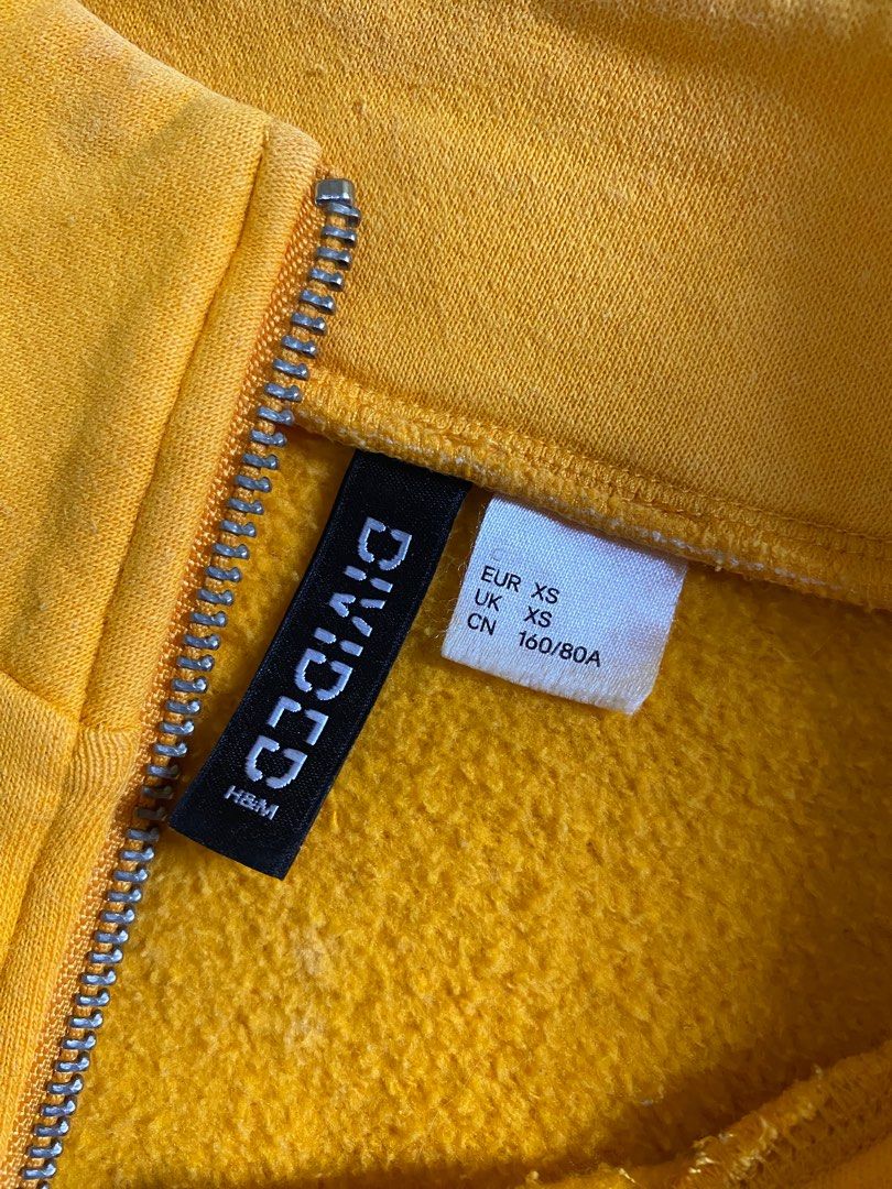 H&M Sweater semi cropped (Category: Coats, Jackets and Outerwear) located in Cainta. Submitted by div.declutters (Listing ID 1319256964, Image 2). Description: actual pictures! only flaws seen on last pic can fit to semi large bodyframe 🎀.