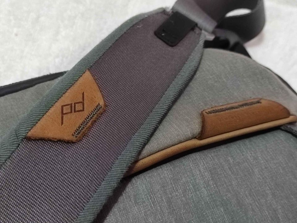 Peak Design Camera Bag Everyday Sling 6L V2 (Category: Camera Bags & Carriers) located in Manila. Submitted by icebukoforsale (Listing ID 1319149360, Image 2). Description: Peak Design Camera Bag Everyday Sling 6L V2 Good condition Complete inserts Strap for tripod.