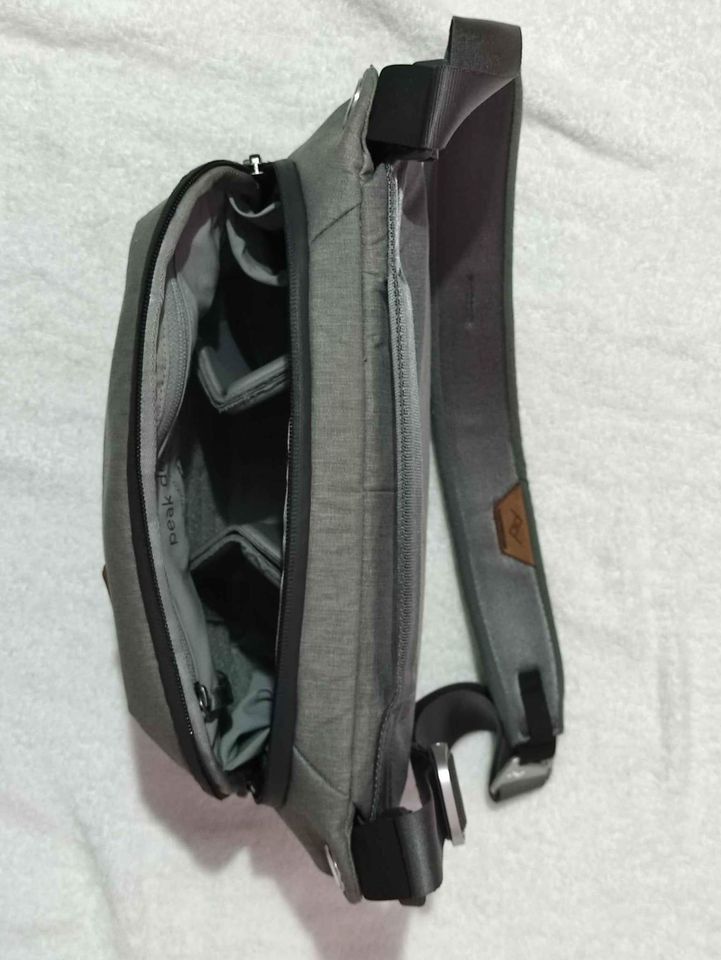 Peak Design Camera Bag Everyday Sling 6L V2 (Category: Camera Bags & Carriers) located in Manila. Submitted by icebukoforsale (Listing ID 1319149360, Image 3). Description: Peak Design Camera Bag Everyday Sling 6L V2 Good condition Complete inserts Strap for tripod.