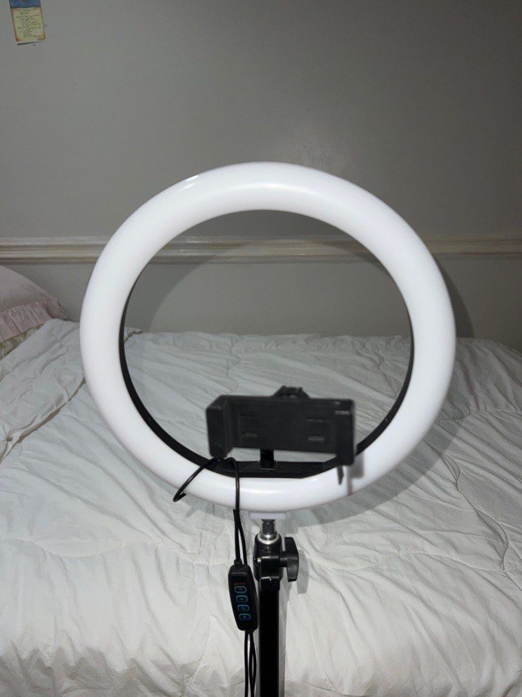 Phone Stand (Category: Lighting & Studio Equipment) located in Manila. Submitted by tmad27 (Listing ID 1319238169, Image 2). Description: It is adjustable in height The ringlight does not work anymore .