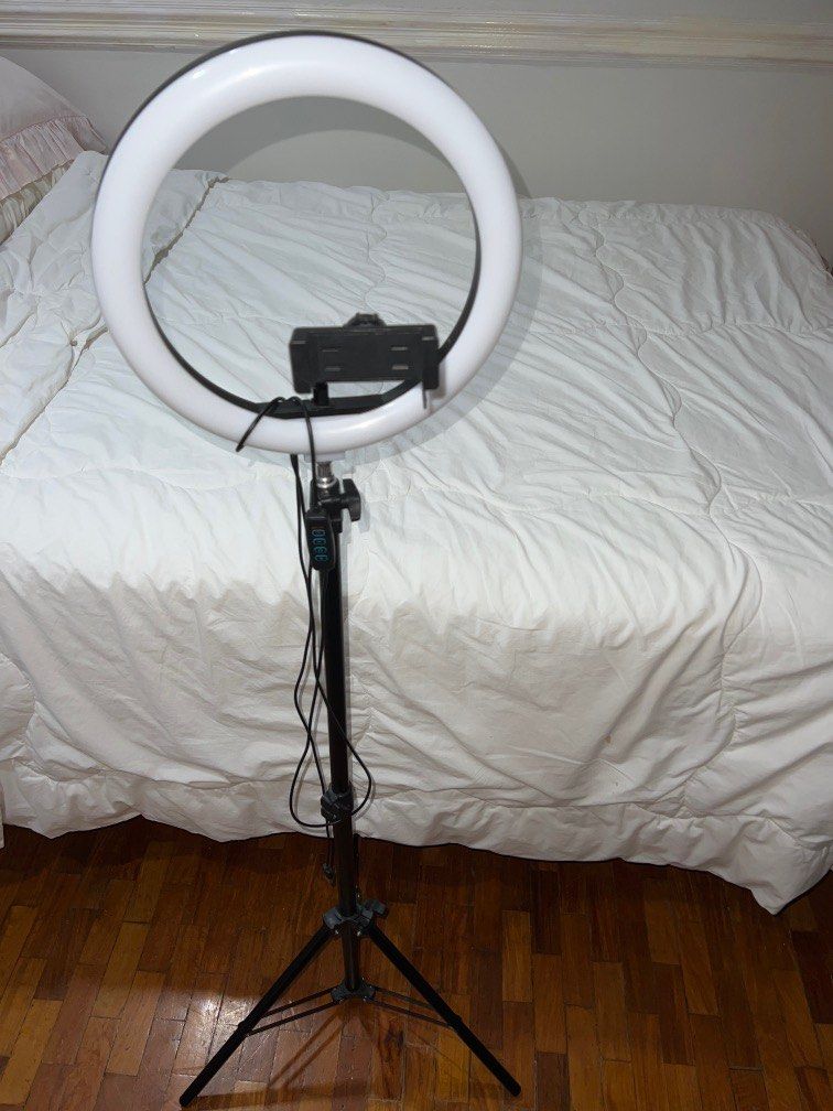 Phone Stand (Category: Lighting & Studio Equipment) located in Manila. Submitted by tmad27 (Listing ID 1319238169, Image 1). Description: It is adjustable in height The ringlight does not work anymore .