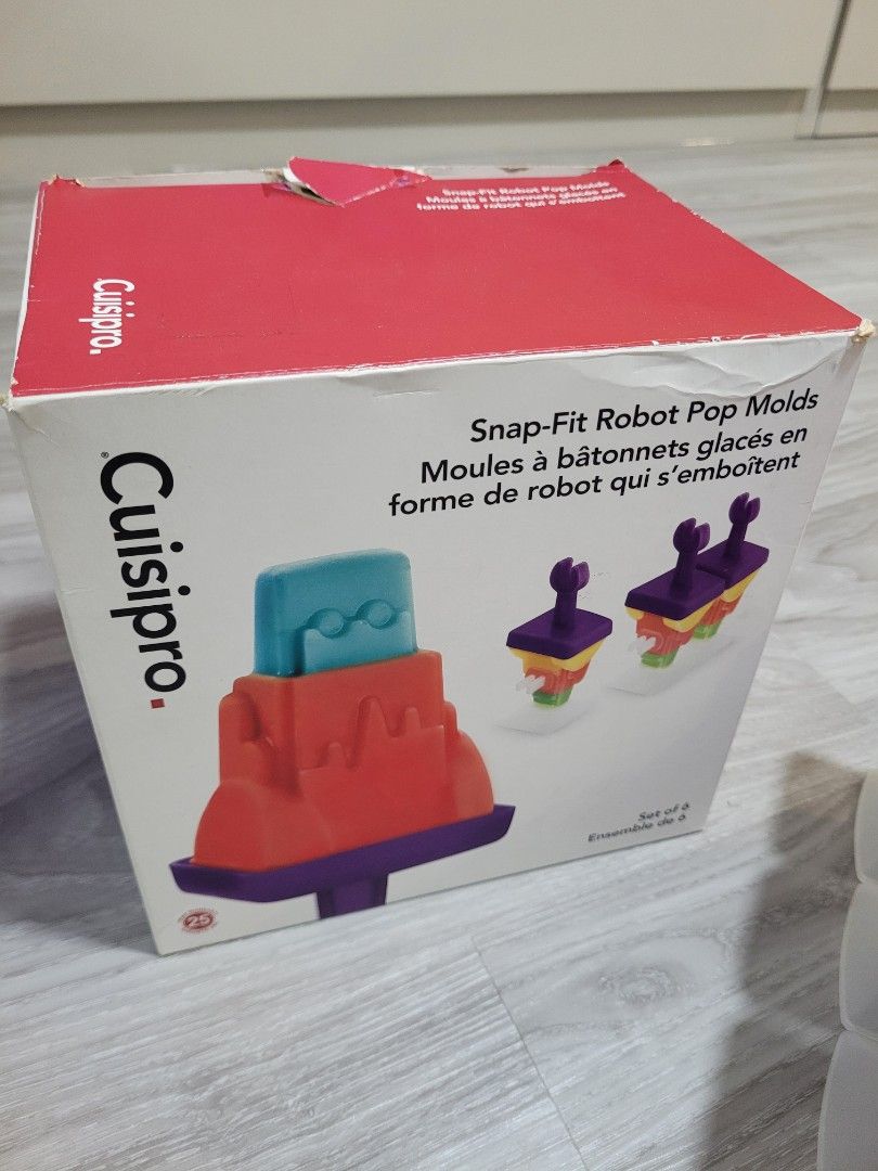 Popsicles maker (Category: Everything Else) located in Singapore. Submitted by vxi0n (Listing ID 1319300680, Image 2). Description: Create robot-shaped treats for your family. The reusable milds are easy to release and can make up to 6 frozen pops at a time. Self collection..