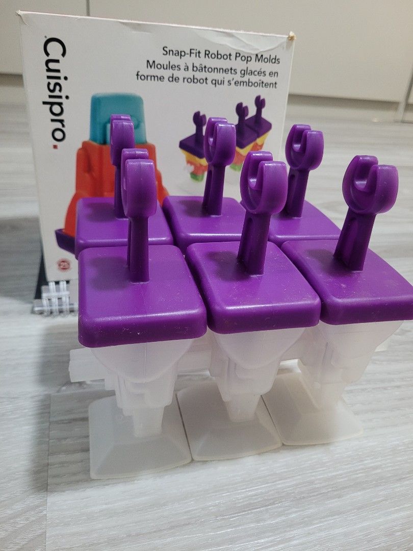 Popsicles maker (Category: Everything Else) located in Singapore. Submitted by vxi0n (Listing ID 1319300680, Image 1). Description: Create robot-shaped treats for your family. The reusable milds are easy to release and can make up to 6 frozen pops at a time. Self collection..