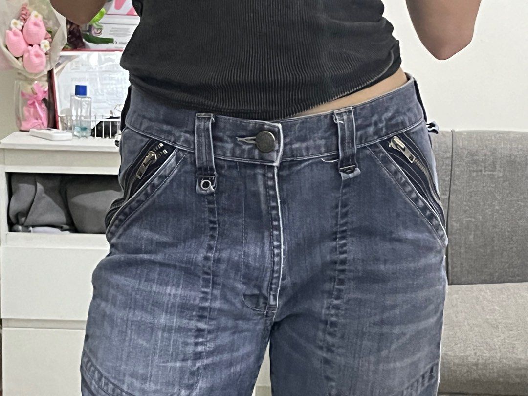 PRELOVED High waist Jeans (Category: Jeans) located in Pasig City. Submitted by amziyu (Listing ID 1319288895, Image 2). Description: size 29 on tag ! Can fit 25-27 high waist. 40 length for ref: 5’6 seller rfs : decluttering .