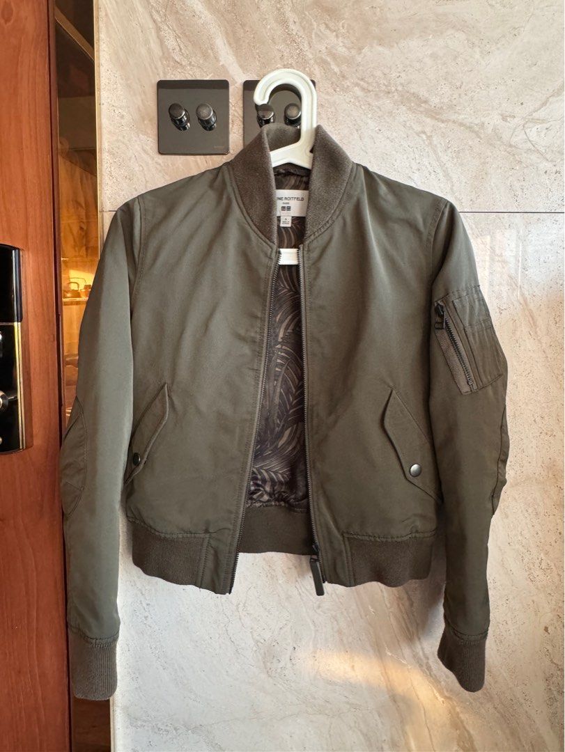 Uniqlo bomber jacket, 女裝, 外套及戶外衣服- Carousell
