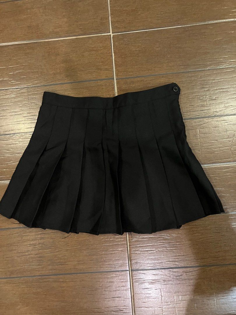 Black Skater skirt (Category: Skirts) located in Pasig City. Submitted by luviteehee (Listing ID 1319430543, Image 1). Description: Never been used pero nafit once. Can send more pics to sure buyers. No when worn photo Rfs: not my style anymore. Mop: gcash Mod: ggx, same day delivery (lalamove or grab).
