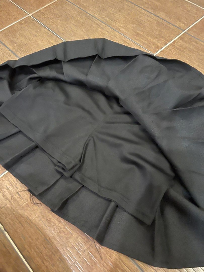 Black Skater skirt (Category: Skirts) located in Pasig City. Submitted by luviteehee (Listing ID 1319430543, Image 3). Description: Never been used pero nafit once. Can send more pics to sure buyers. No when worn photo Rfs: not my style anymore. Mop: gcash Mod: ggx, same day delivery (lalamove or grab).