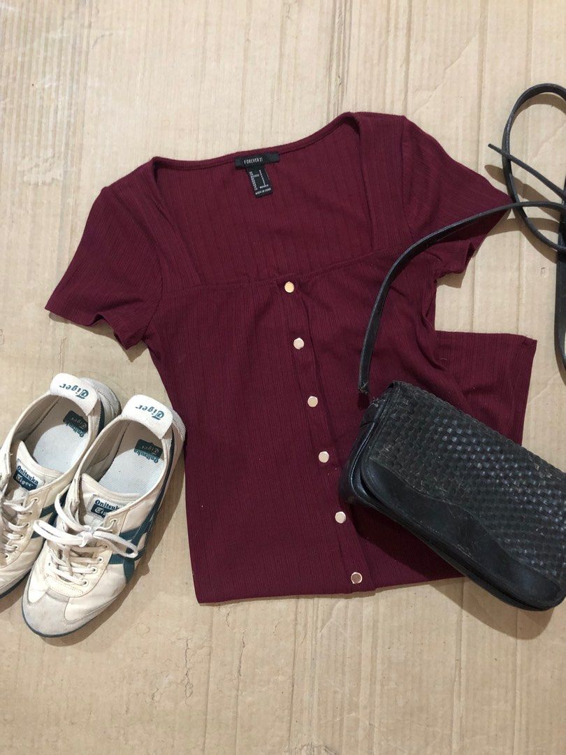 Forever 21 burgundy dress (Category: Dresses) located in Quezon City. Submitted by tmosbius (Listing ID 1319360136, Image 1). Description: Square type neckline Body hugging.