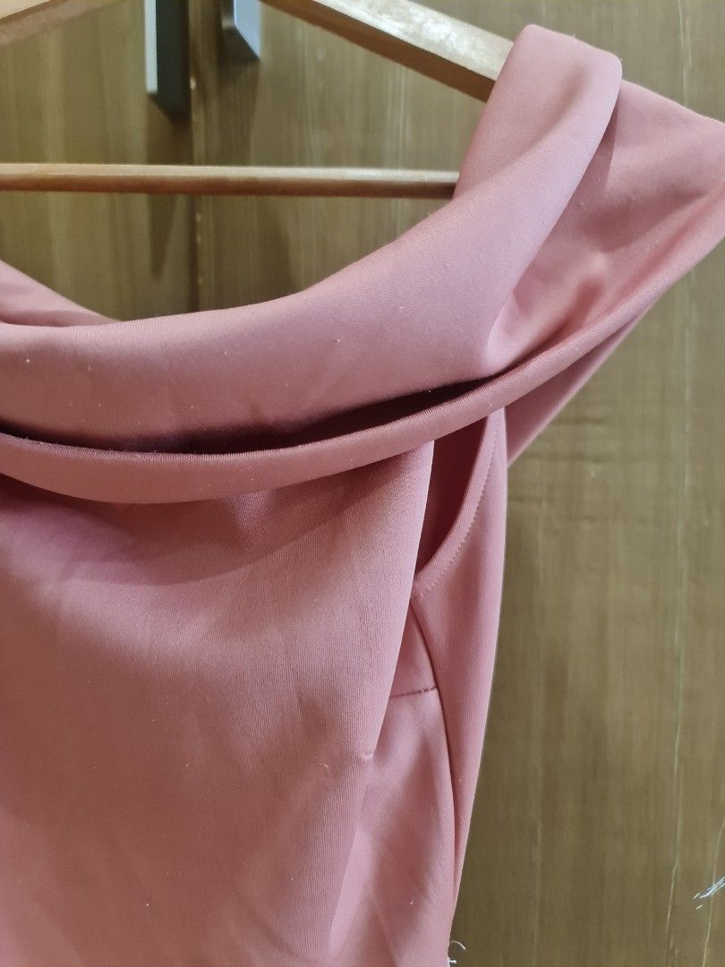 Formal Dress (Category: Evening dresses & gowns) located in Quezon City. Submitted by fp332 (Listing ID 1319515710, Image 3). Description: Fits Small to Medium. Used once for an event..