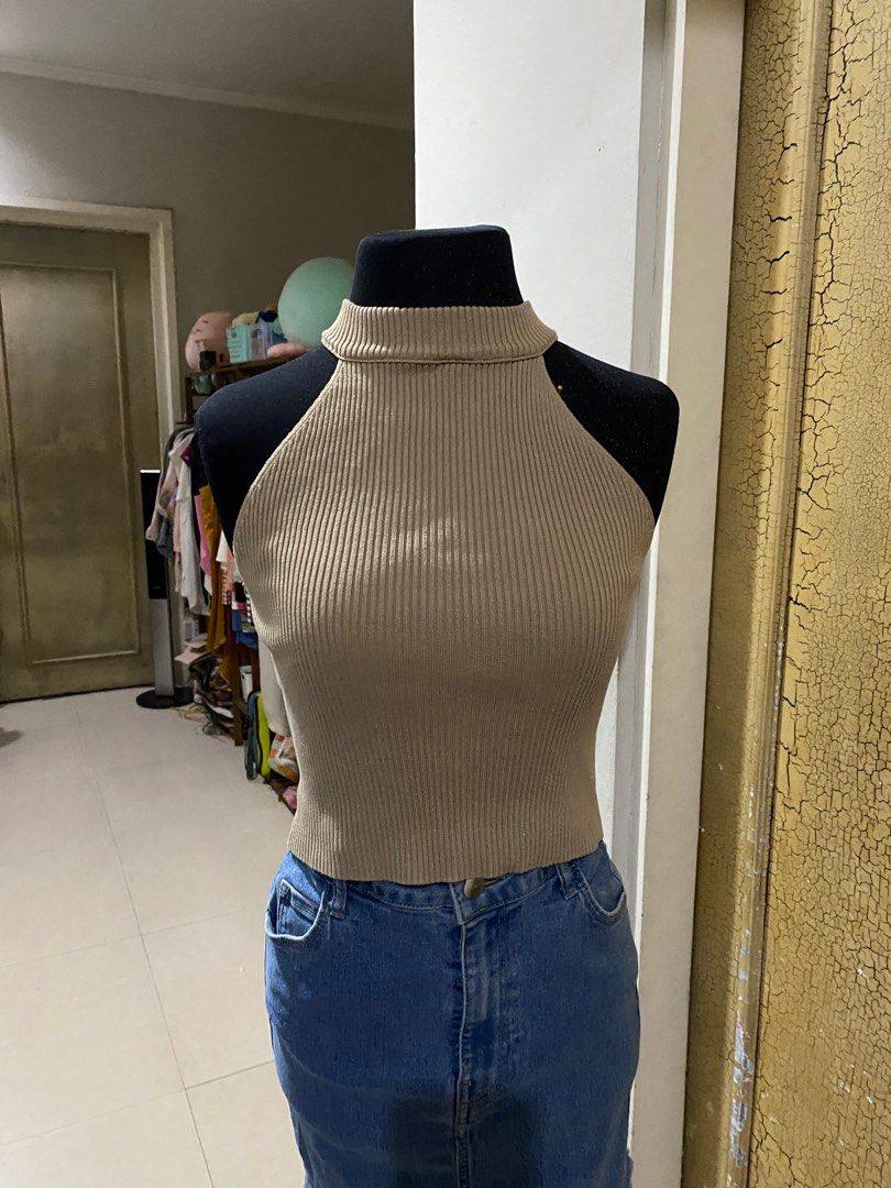 Halter Ribbed Knit Top (Category: Sleeveless) located in Paranaque City. Submitted by soapsian (Listing ID 1319467883, Image 3). Description: RFS: Decluttering Bought last year from Shein.