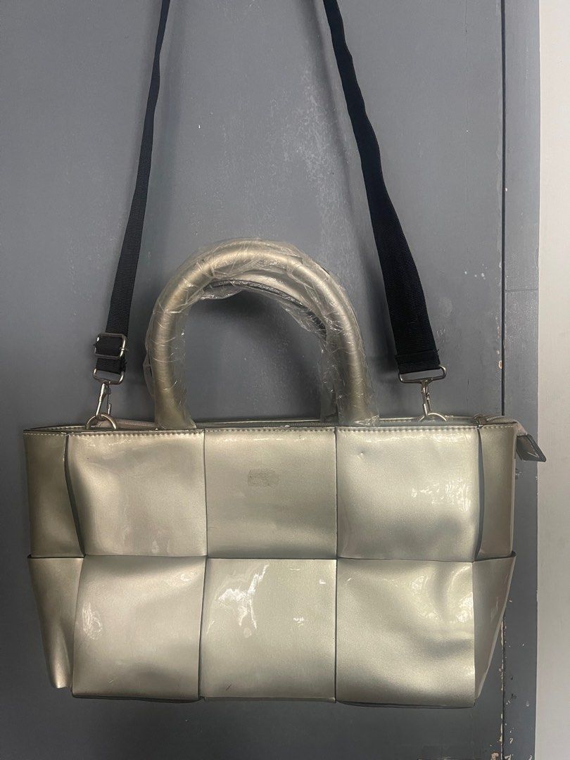 Large Shoulder Bag (Category: Cross-body Bags) located in Quezon City. Submitted by geuse (Listing ID 1319354996, Image 1). Description: Silver thick material 2-way bag Large size Sturdy, stand alone, with compartments With flaw on last pic Only 540 Loc. Tandang Sora, QC Gcash payment Delivery thru Lalamove or J&T.