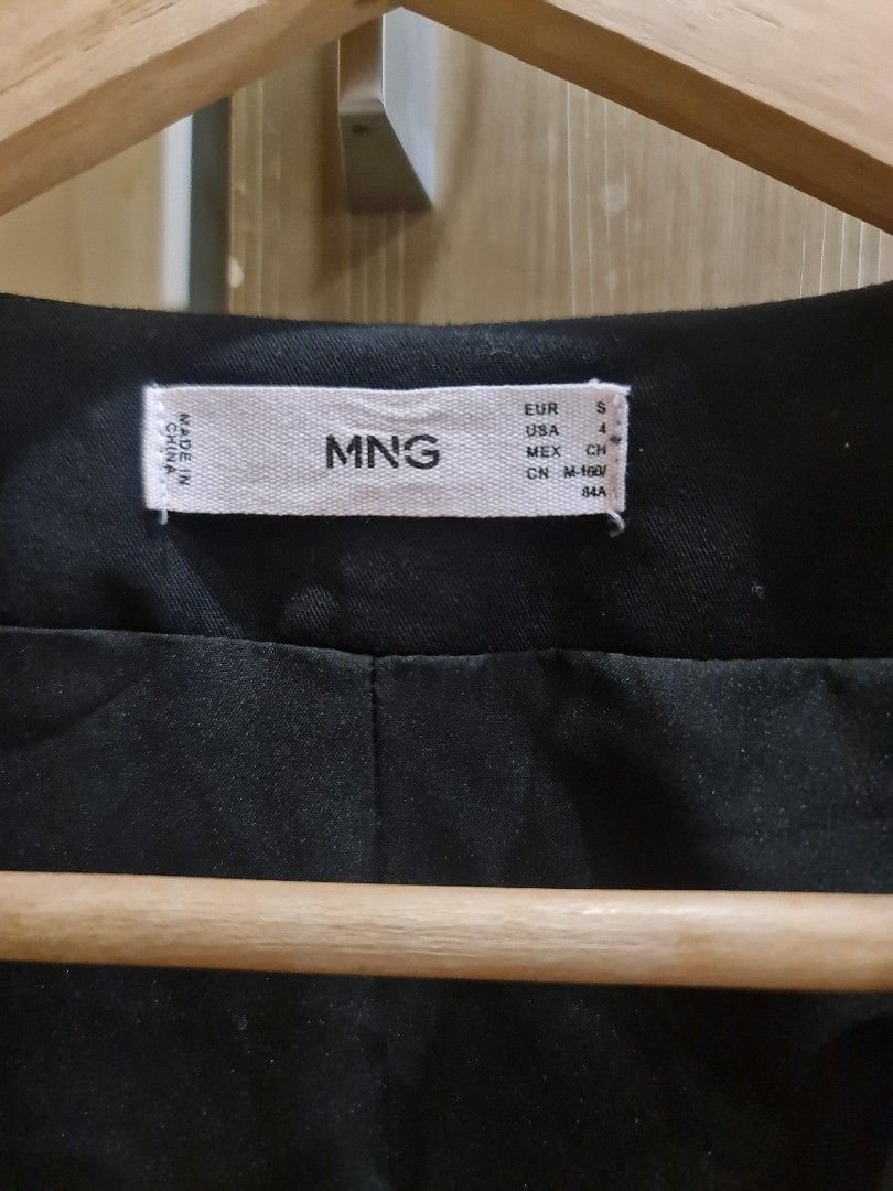 Mango Black Dress (Category: Dresses) located in Quezon City. Submitted by fp332 (Listing ID 1319514637, Image 3). Description: Used once only for an event. Very nice fit and structure. Decluttering.