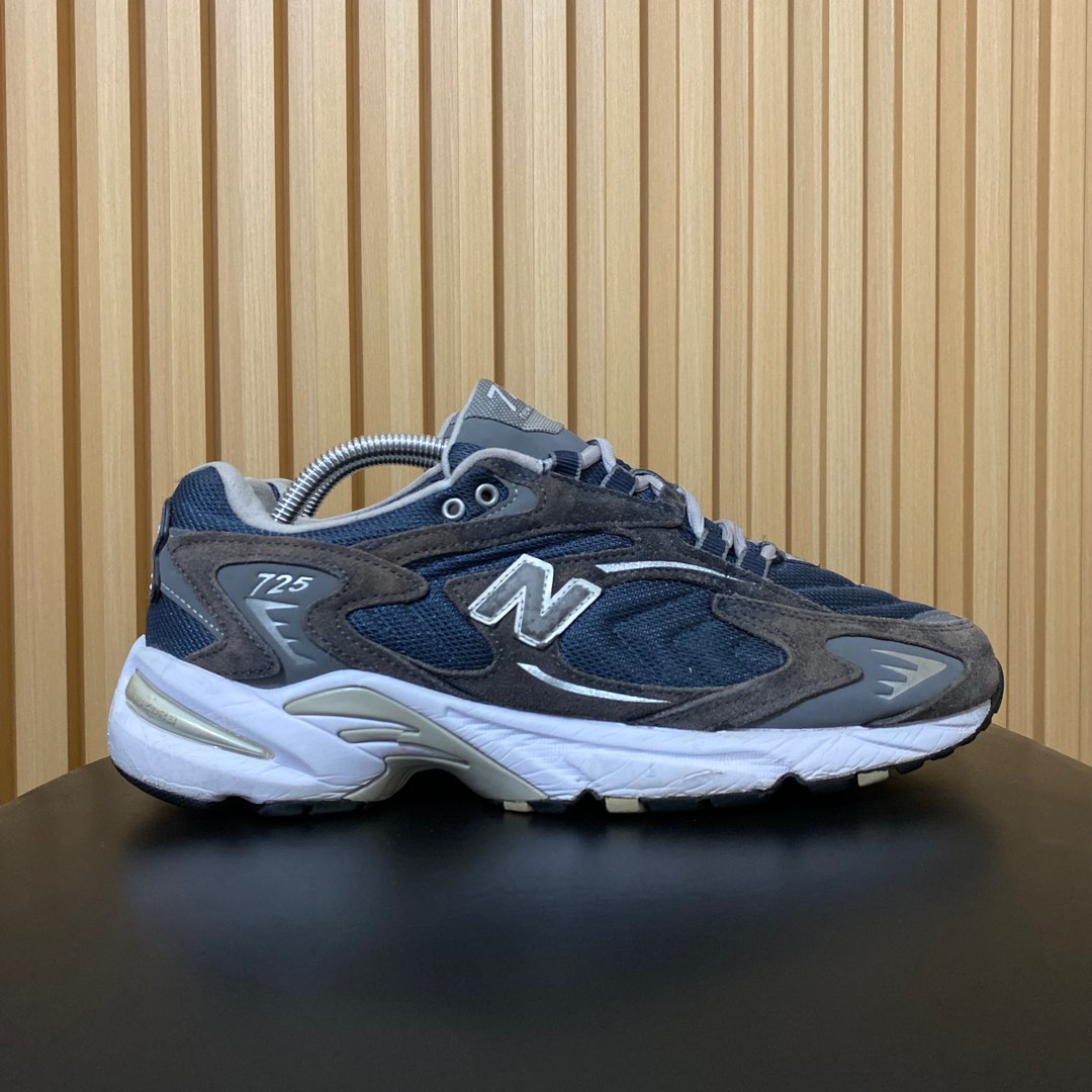 New Balance 725 Navy, Fesyen Pria, Sepatu Sneakers di Carousell