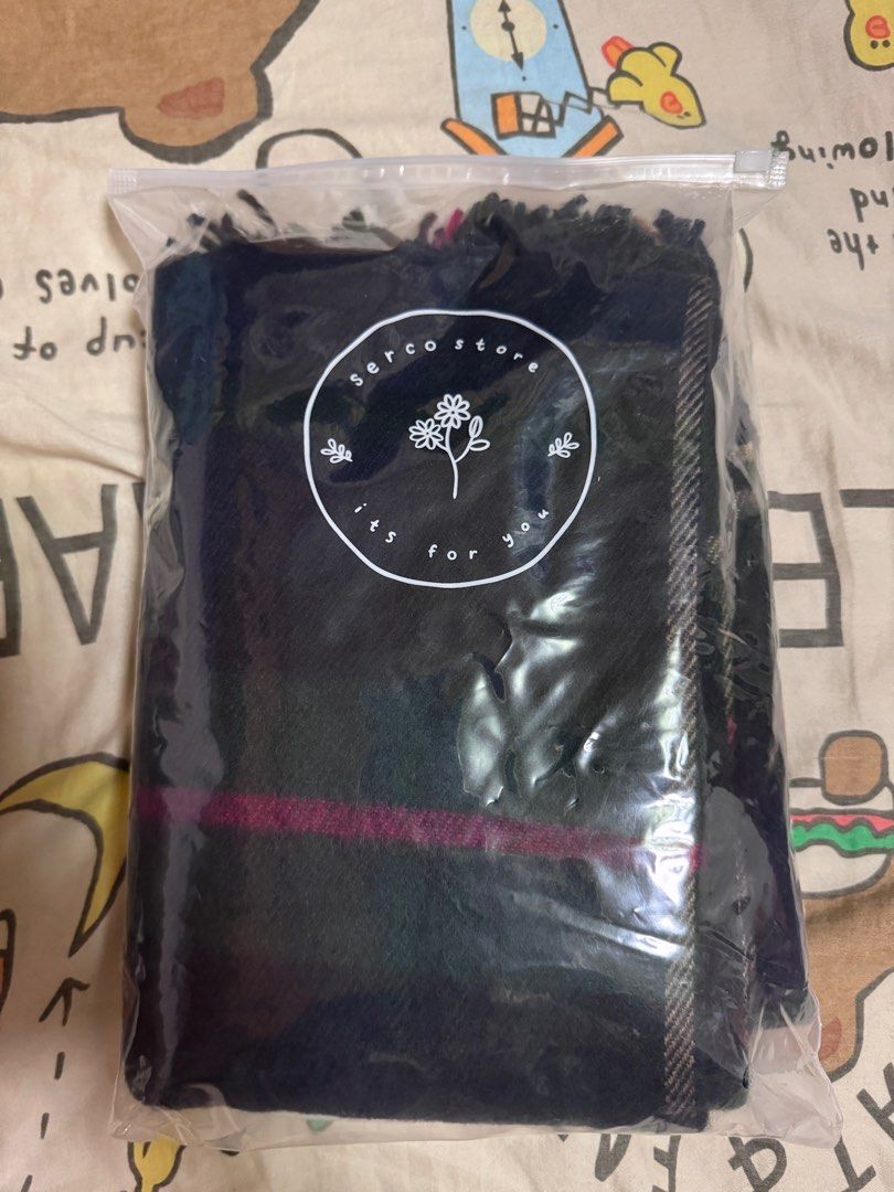 Serco Store 格紋軟熟頸巾 （分類：外套及戶外衣服）位於 Hong Kong。 由 siumamamama 提交（商品編號 1319473901，圖片 1）。簡介： $60 SF到付 原價$18X 因為已經有一條頸巾都係Serco Store所以平放。