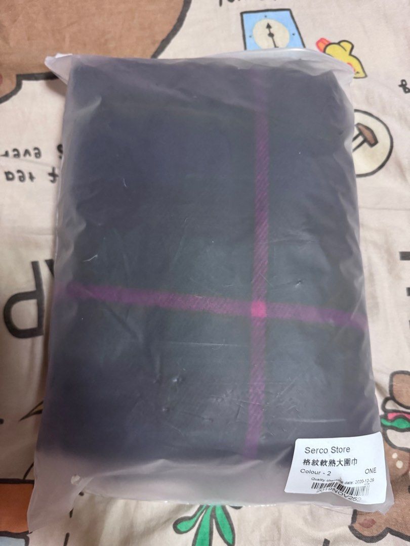 Serco Store 格紋軟熟頸巾 （分類：外套及戶外衣服）位於 Hong Kong。 由 siumamamama 提交（商品編號 1319473901，圖片 2）。簡介： $60 SF到付 原價$18X 因為已經有一條頸巾都係Serco Store所以平放。