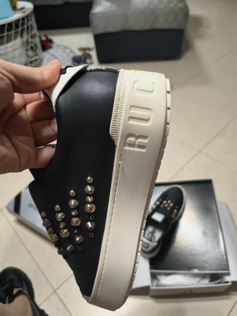 Shoes (Category: Flats) located in Singapore. Submitted by sam856 (Listing ID 1319480409, Image 3). Description: brand new genuine leather.