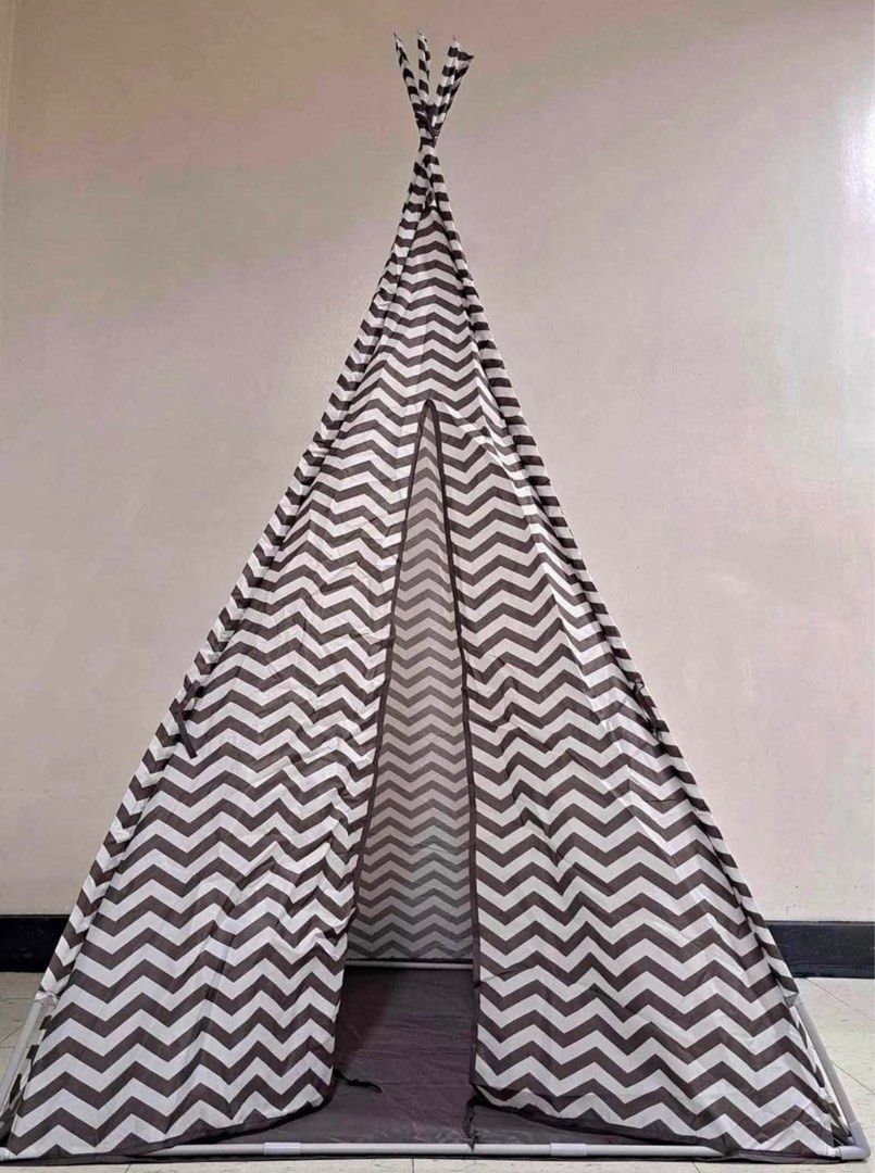 TeePee tent zigzag print (Category: Infant Playtime) located in Paranaque City. Submitted by kaelstoypalace (Listing ID 1319406786, Image 3). Description: From toy kingdom.