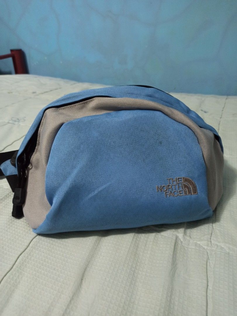 The north face Belt bag (Category: Belt bags, Clutches and Pouches) located in Banate. Submitted by StGoodies (Listing ID 1319465226, Image 1). Description: Width 11 lenght 8 No issue excellent condition plus shipping fee.