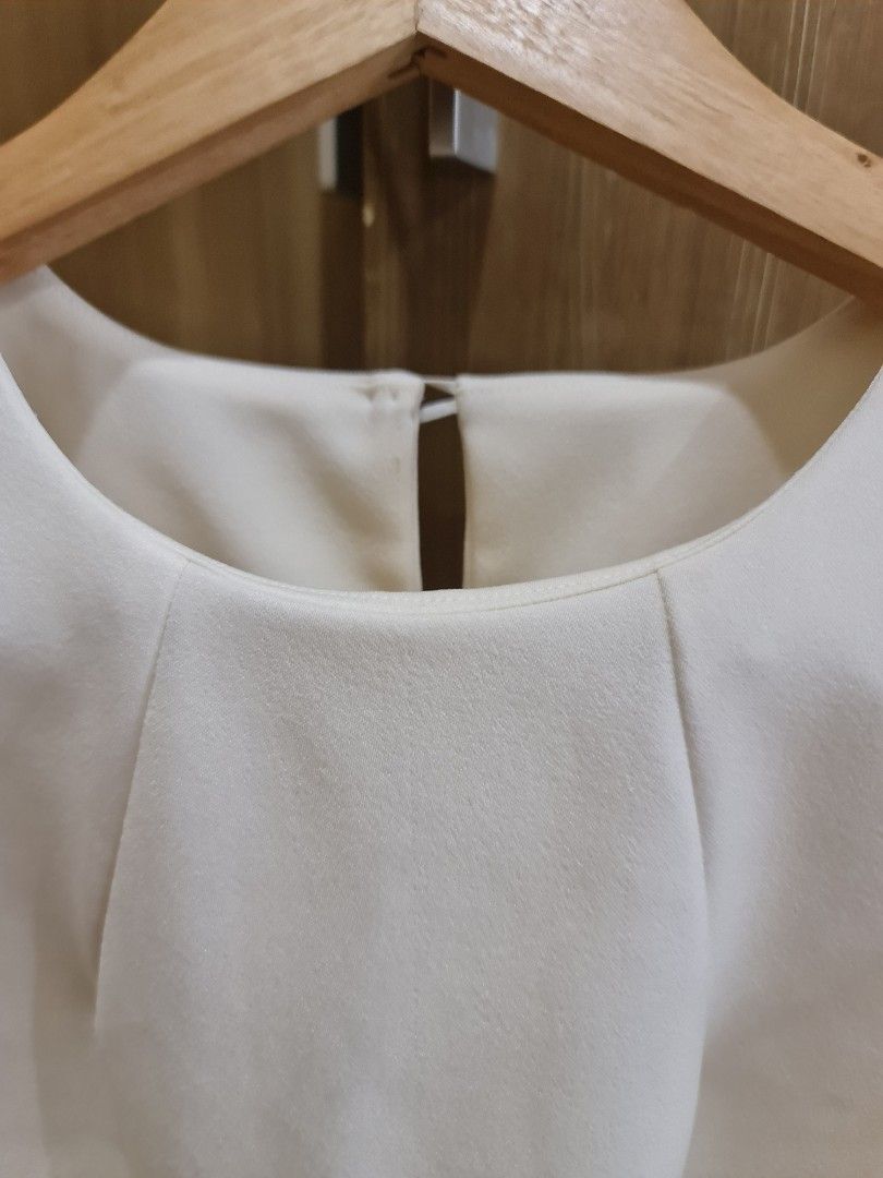White sleeveless top (Category: Blouses) located in Quezon City. Submitted by fp332 (Listing ID 1319514763, Image 3). Description: Brought in a boutique shop in Divisoria. Used twice only. very nice fit. Fits xs-s Decluttering..