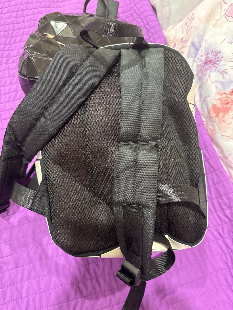 Backpack (Category: Backpacks) located in Singapore. Submitted by baobaobag (Listing ID 1319653099, Image 4). Description: Small backpack can put laptop and big volume .