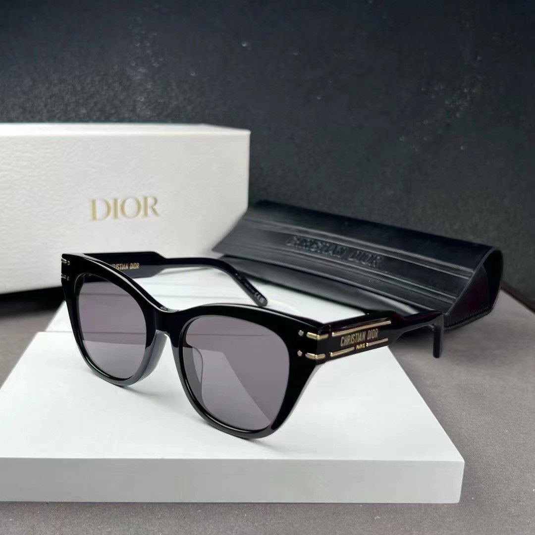 Dior Signature B41, 名牌, 飾物及配件 - Carousell
