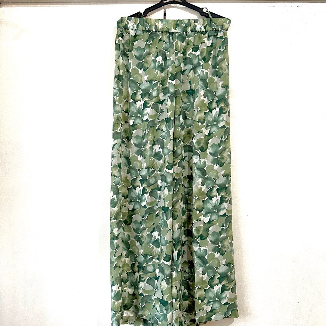 Flowy green cardigan set (Category: Sets or Coordinates) located in Paranaque City. Submitted by capybara808 (Listing ID 1319614517, Image 3). Description: Can fit small to large Beach attire 🔆✨ Flowy ❤️.