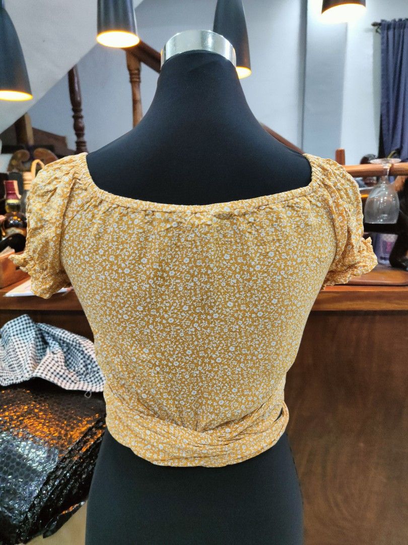 Glassons Wrap Around Top (Category: Others Tops) located in San Vicente. Submitted by modamorphosis (Listing ID 1319627389, Image 2). Description: wrap-around rop, can fit xs-large 🌸.