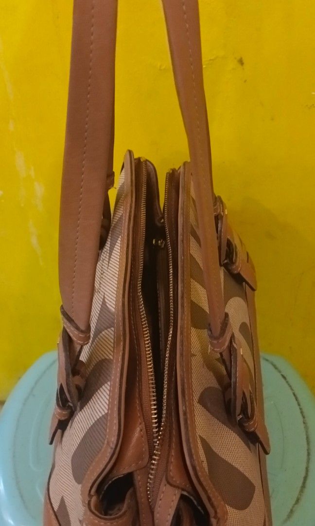 Louis Quatorze (Category: Luxury Bags & Wallets) located in Legazpi City. Submitted by georgepineda791 (Listing ID 1319529983, Image 2). Description: preloved Louis Quatorze bag. Crafted from premium canvas and accented with long leather handles, this bag features a secure YKK zipper and eye-catching hologram linings..