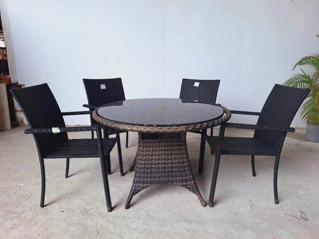 Matte Black PE Rattan Round Outdoor/Patio Glass Top Dining Table with ...