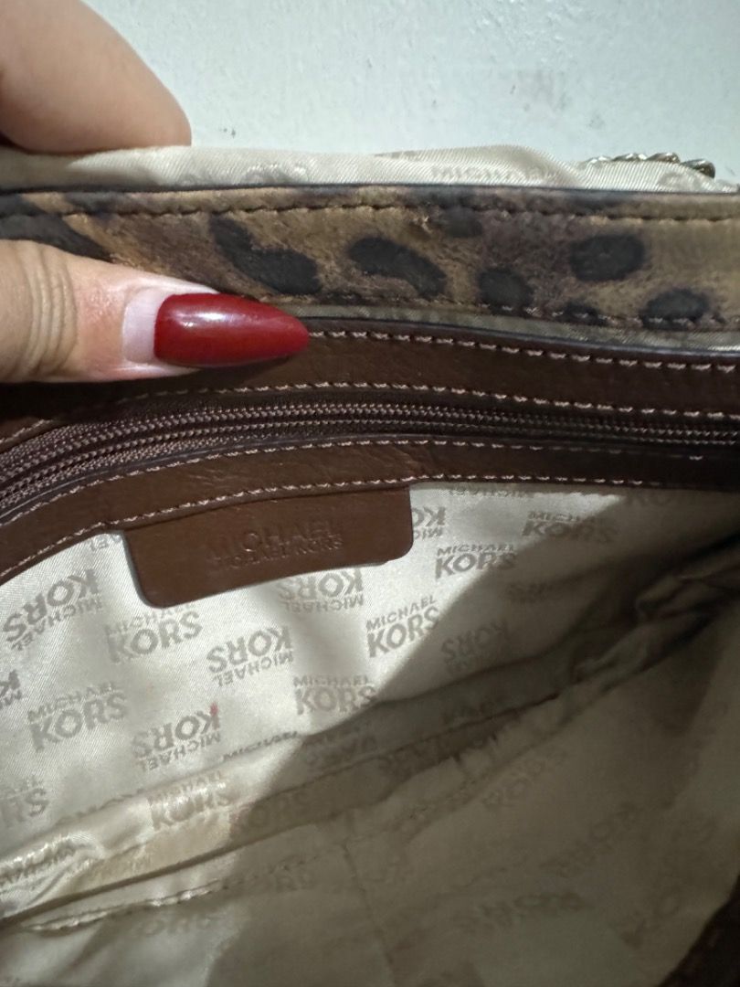 Preloved mk sling leopard print bag (Category: Luxury Bags & Wallets) located in Binan City. Submitted by maharlikasonlineshop (Listing ID 1319681809, Image 3). Description: Preloved mk sling bag Can be worn in two way.