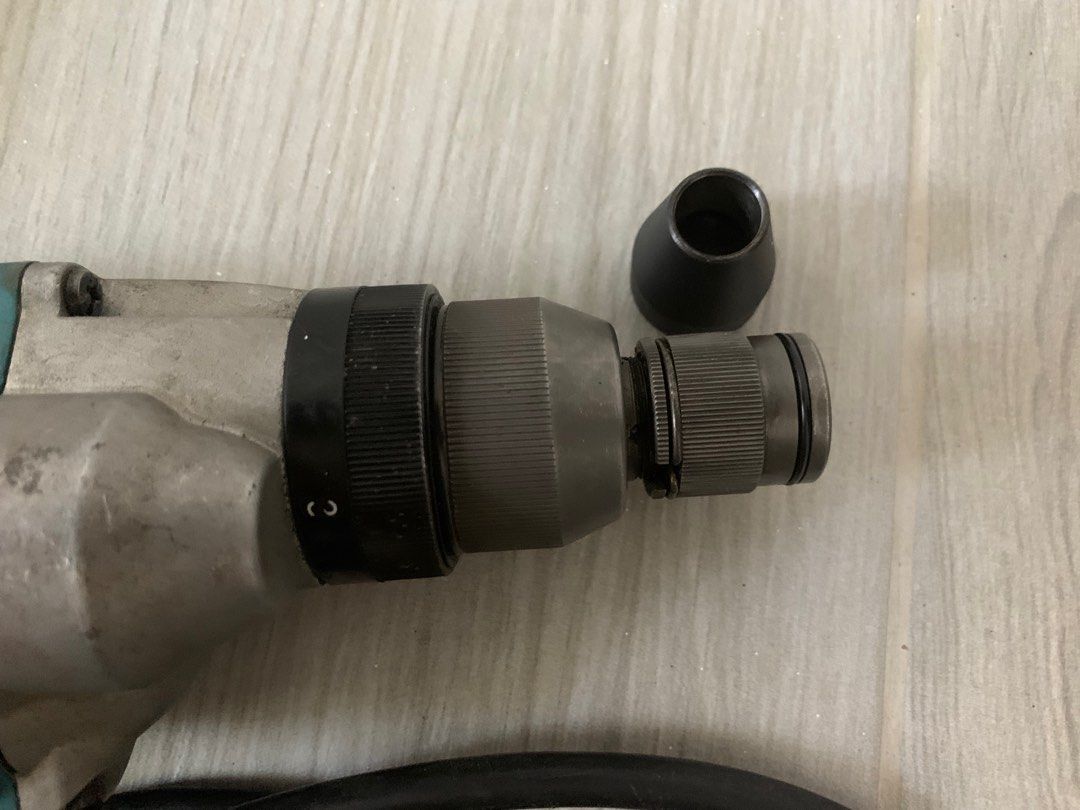 Screwdriver - Drywall (Category: Construction Tools & Equipment) located in Pateros City. Submitted by afrenz (Listing ID 1319692146, Image 3). Description: Makita Drywall Screwdriver FS2700 5700 watts - 1/4 hex drive, sa mga kontratista ng roofing - pede testing for lakas at tibay 🙂 price negotiable meetup or pickup 09178569255.