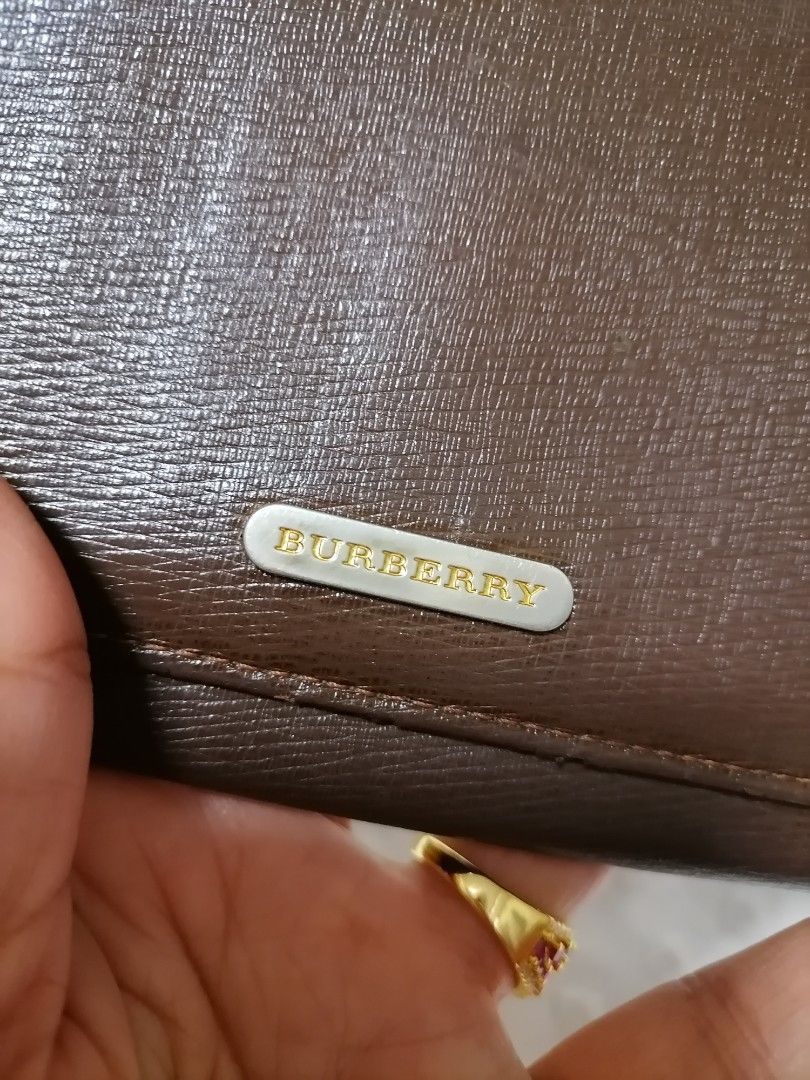 Vintage Burberry Long Wallet (Category: Luxury Accessories) located in Butuan. Submitted by az-branded.items (Listing ID 1319555077, Image 2). Description: Sign og usage- nasa dalawang gilid (please see pictures) Overall ok pa po From Japan surplus.