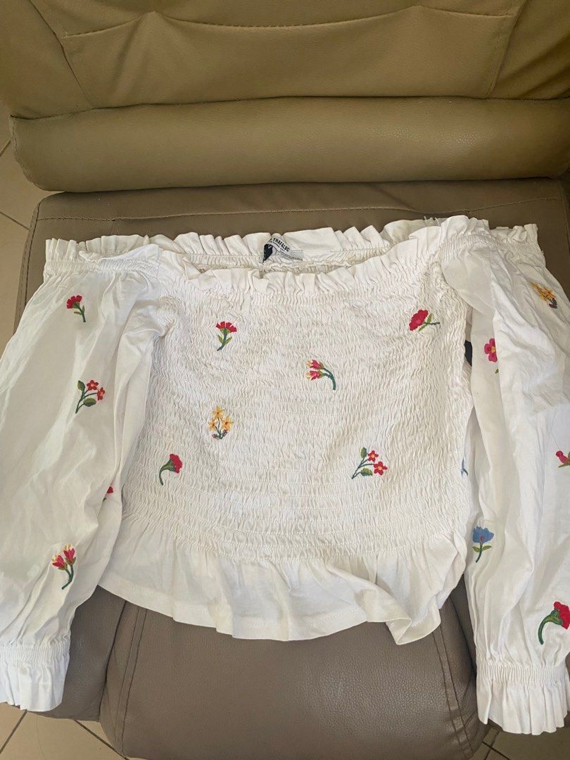 Zara floral off shoulder top (Category: Others Tops) located in Cebu City. Submitted by narssandra (Listing ID 1319554633, Image 1). Description: 💠Used once 💠SO PRETTY! 💠 price is negotiable .