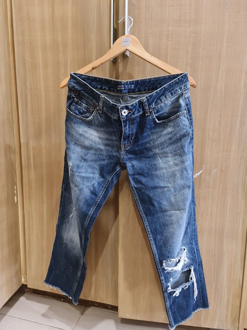 40 Zara Basic Denim (Category: Jeans) located in Quezon City. Submitted by fp332 (Listing ID 1319837672, Image 1). Description: .