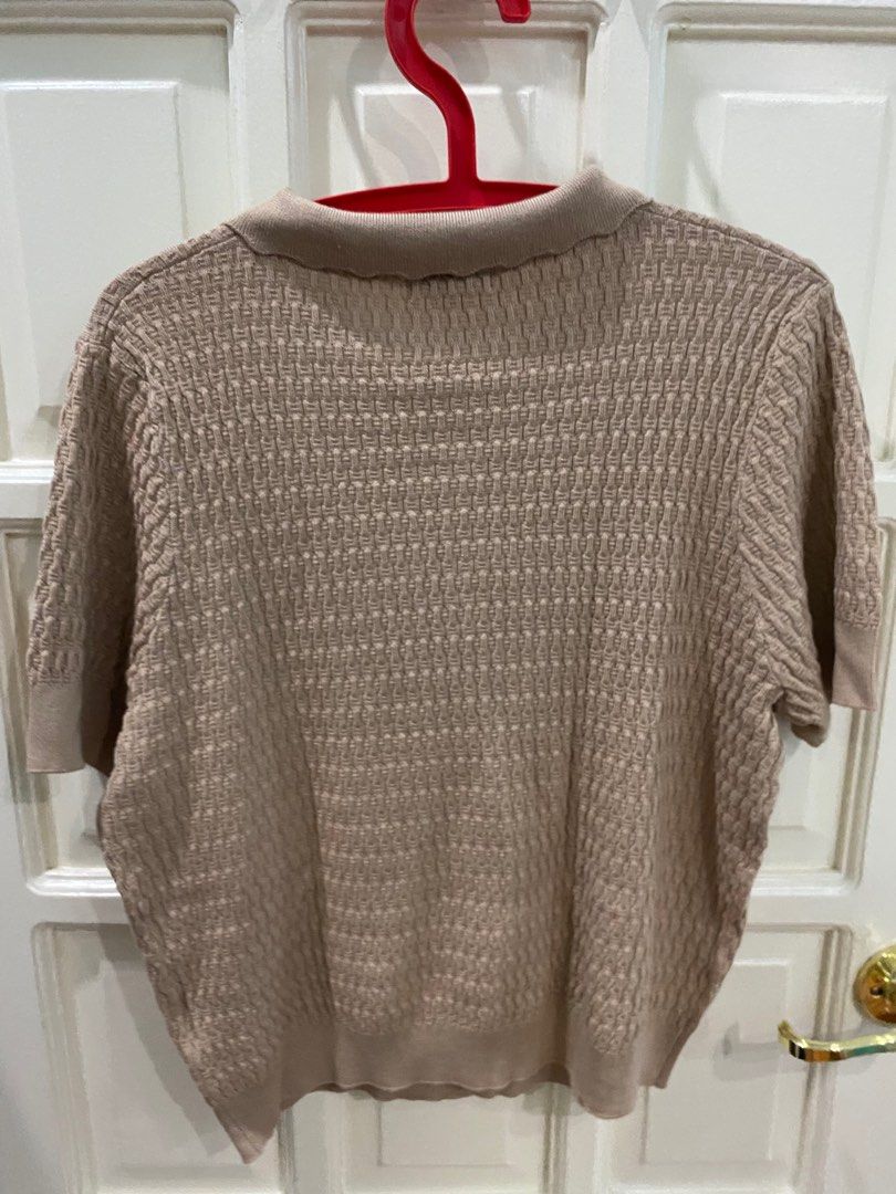 Apple & Eve Knit Blouse XL (Category: Blouses) located in Davao. Submitted by notblec (Listing ID 1319859689, Image 2). Description: Size: XL Major Declutter Sale! will move out. every purchase is greatly appreciated! Selling price: 300php + 80php sf to metro manila (negotiable if more than 2 purchases from my listings) Open for meetups within Davao City (downtown & south area only) Dm me for more pics! .