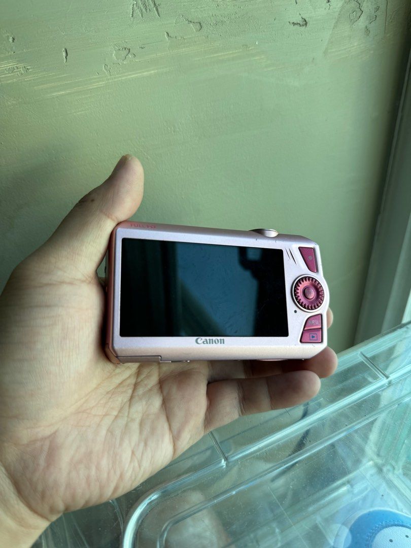 Canon Ixus 1000 HS (Category: Cameras) located in Valenzuela. Submitted by iramndz (Listing ID 1319769717, Image 2). Description: Canon Ixus 1000 HS - 10 MP - 10x Optical Zoom - buttons, flash is working - Body cosmetics 9/10 issue: Sobrang vignette ng screen pero di nakakaaffect sa output. lens curtain half lang ung nagcclose. .