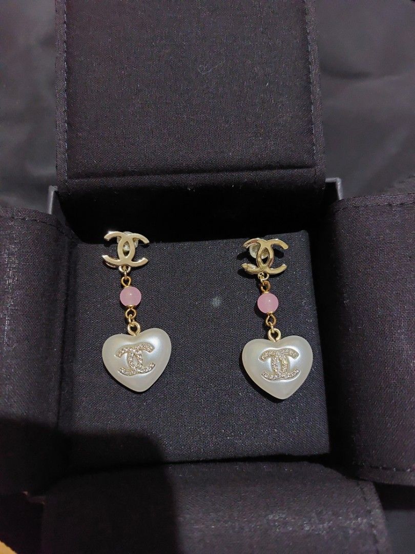 CHANEL COSTUME EARRINGS (Category: Earrings) located in Antipolo. Submitted by pretty_3 (Listing ID 1319817247, Image 1). Description: .
