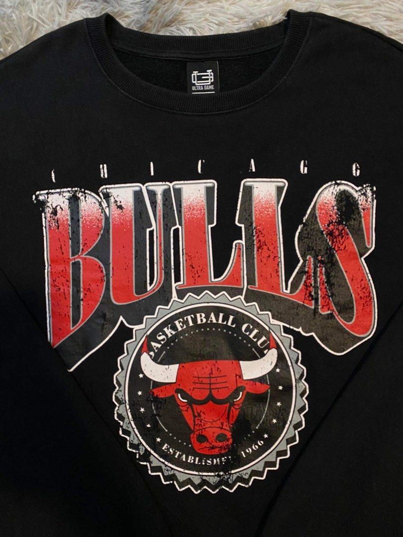 Chicago Bulls crewneck (Category: Coats, Jackets and Outerwear) located in Santa Cruz. Submitted by tthreads (Listing ID 1319850896, Image 2). Description: 23.5x29 Bnew condi Ultra game on tag Issue: scratch on c script.