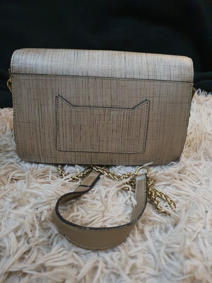 FOXER SLING BAG (Category: Luxury Bags & Wallets) located in Manila. Submitted by brozokharizzacarleen (Listing ID 1319852445, Image 2). Description: like new no issue 75.24 dollars pa sya.