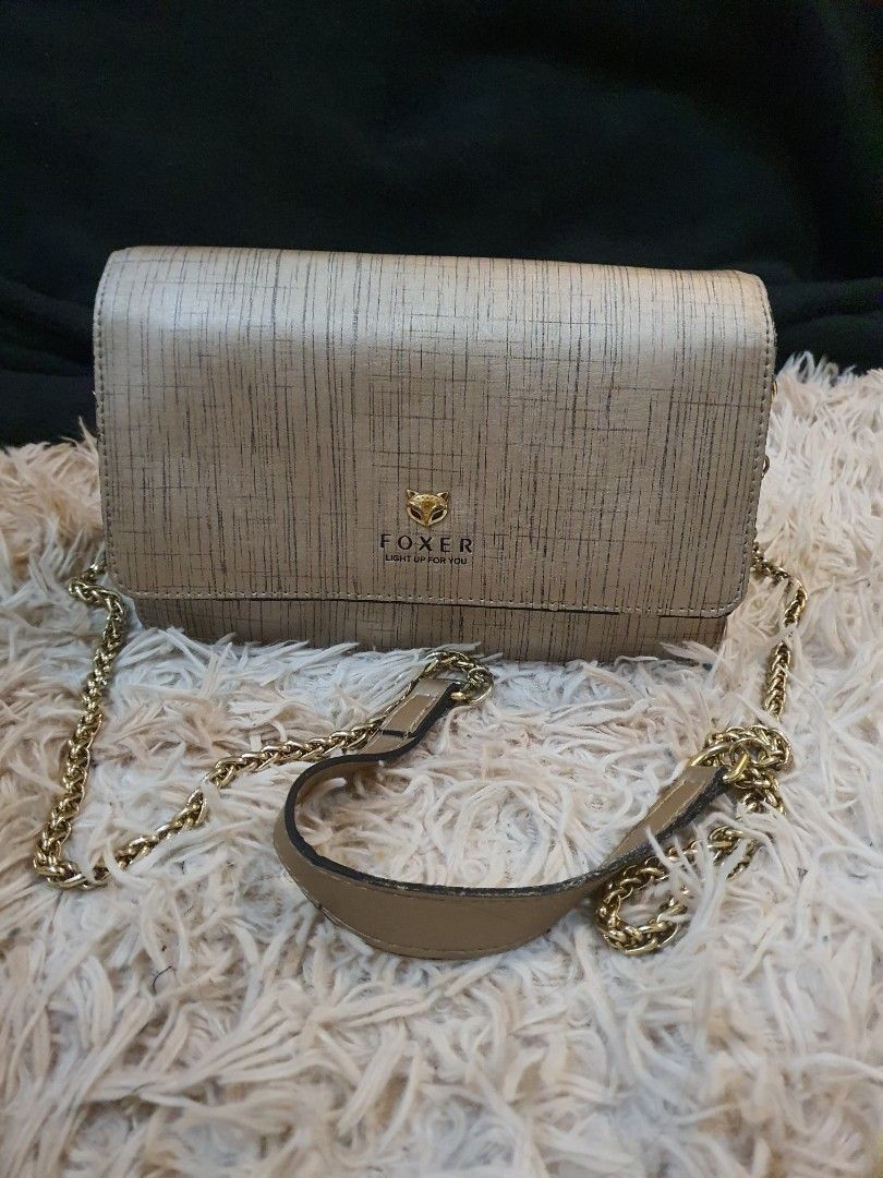 FOXER SLING BAG (Category: Luxury Bags & Wallets) located in Manila. Submitted by brozokharizzacarleen (Listing ID 1319852445, Image 1). Description: like new no issue 75.24 dollars pa sya.