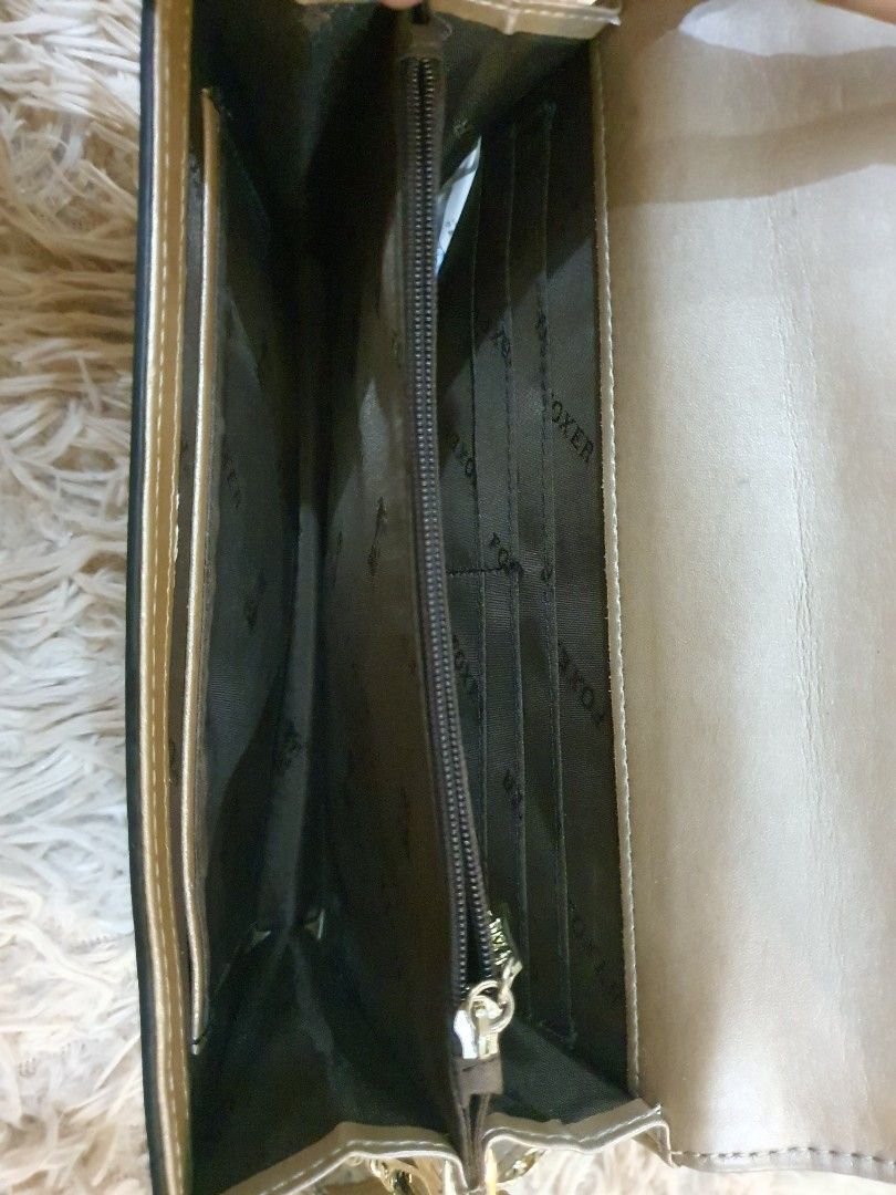 FOXER SLING BAG (Category: Luxury Bags & Wallets) located in Manila. Submitted by brozokharizzacarleen (Listing ID 1319852445, Image 3). Description: like new no issue 75.24 dollars pa sya.