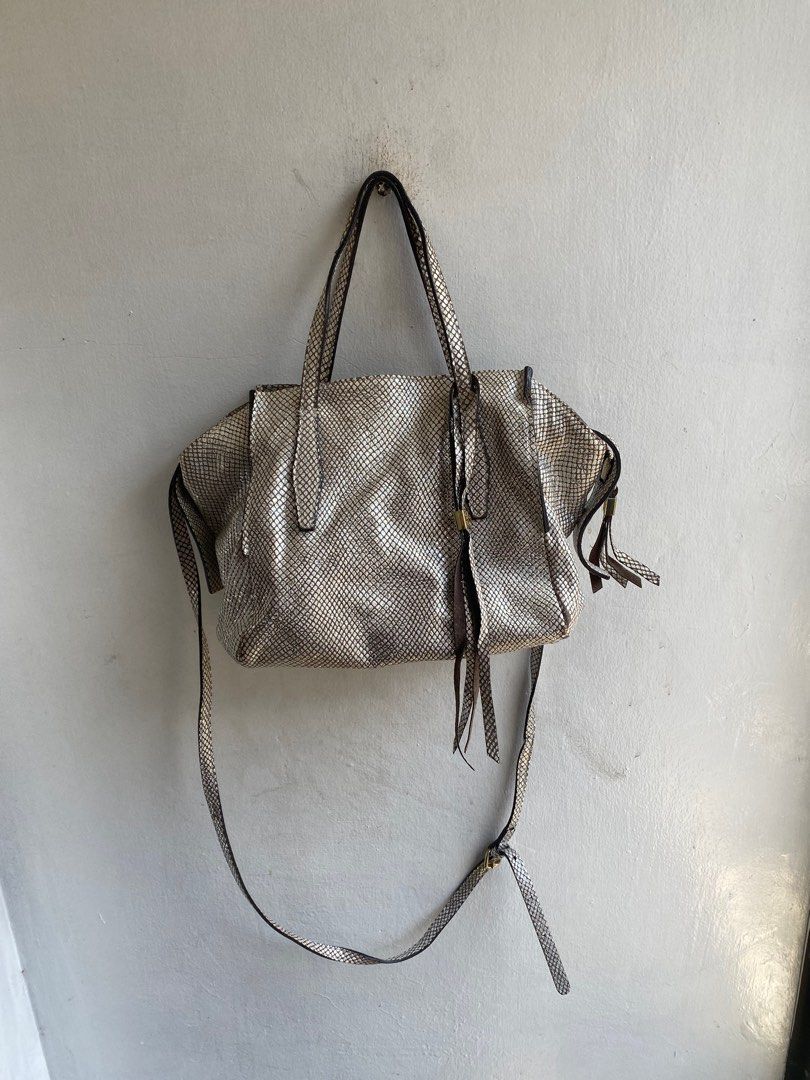Gianni Chiarini silver two way bag (Category: Luxury Bags & Wallets) located in Quezon City. Submitted by kimdelano (Listing ID 1319764162, Image 1). Description: Authentic .